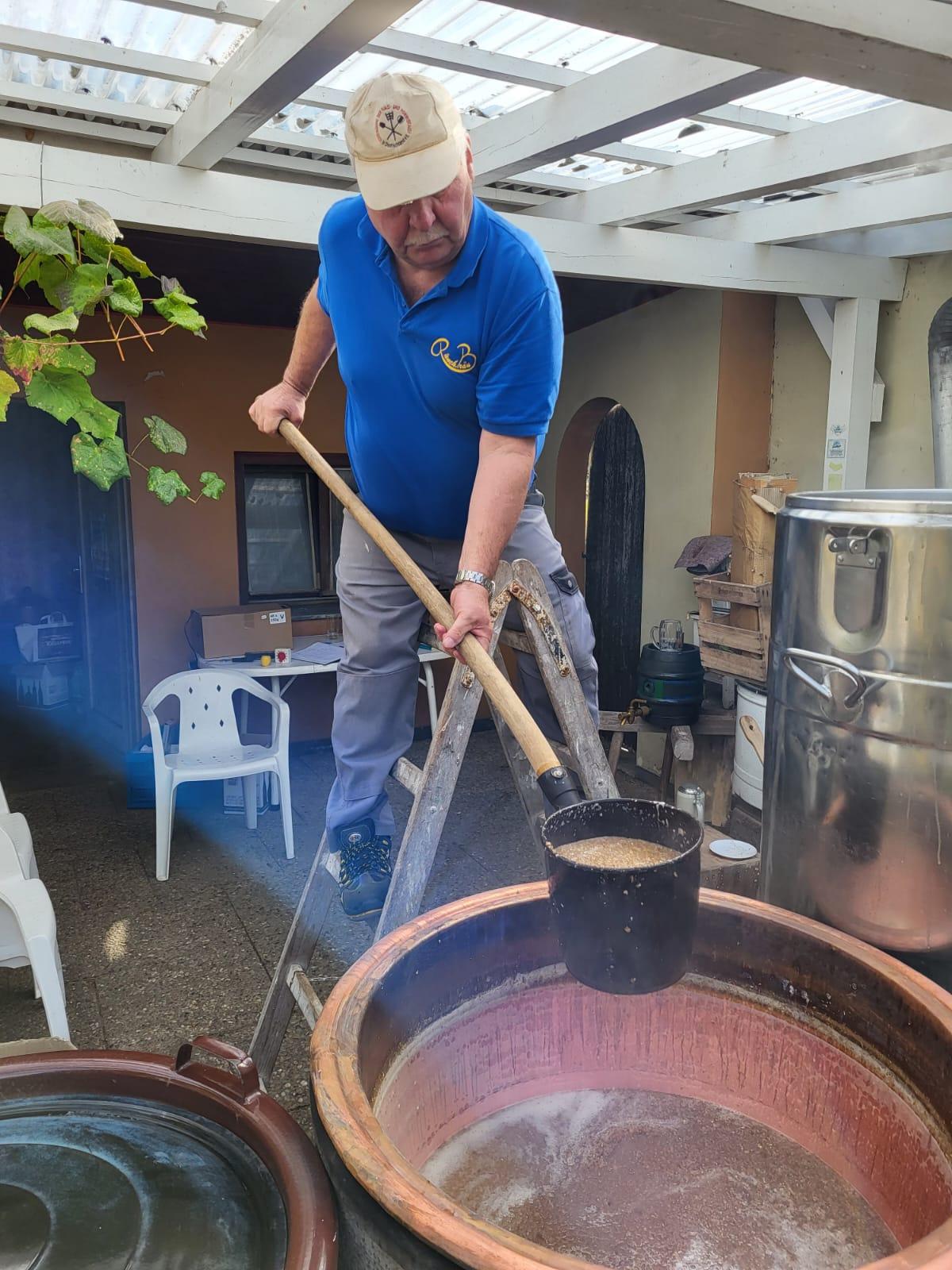 Josef Koblischek beim Bierbrauen auf seiner "Ränch".  