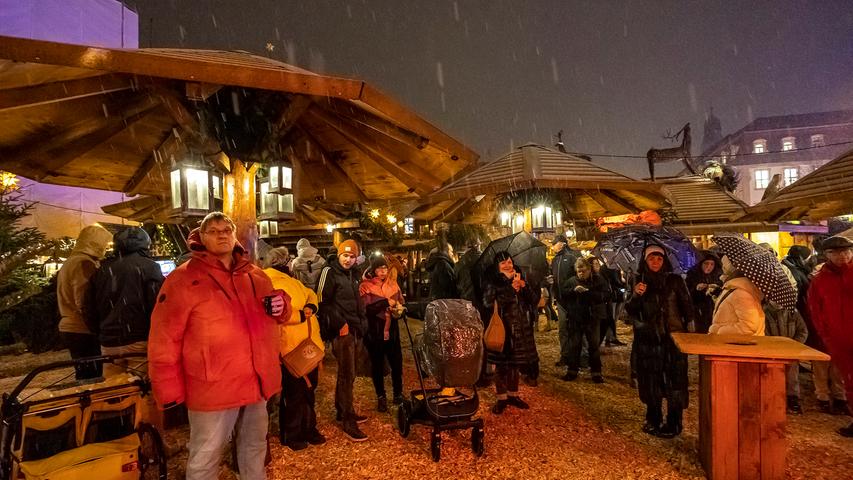 Waldweihnacht-Fans lassen sich von starkem Schneefall nicht in ihrer Vorfreude auf das Weihnachtsfest stören.