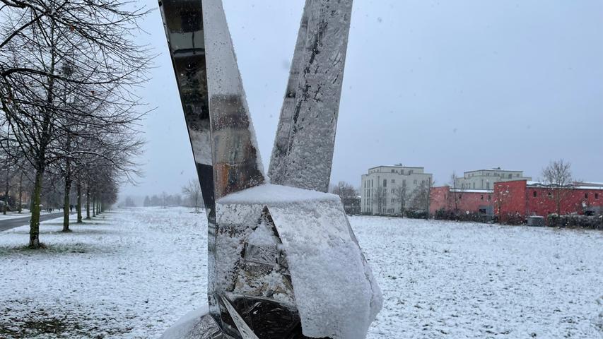 Kunst mit Schnee: Der Hase im Grünzug des Röthelheimparks.