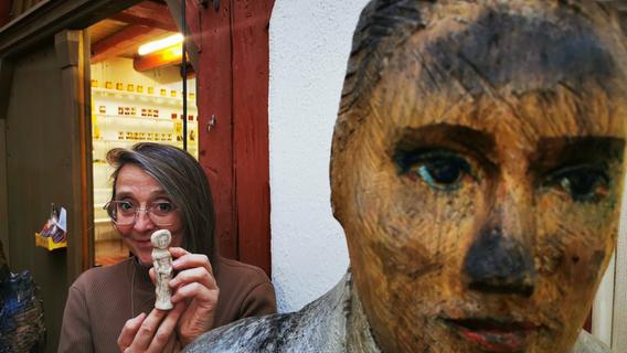 Honig aus der Holzskulptur: Die Nürnberger Bildhauerin Birgit Jönsson gibt Bienen ein Heim