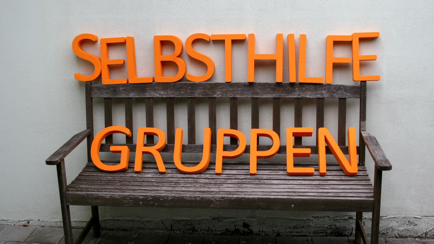 Eine Lösung für Einsamkeit kann die Teilnahme an einer Selbsthilfegruppe sein. Eine Lösung für Einsamkeit kann die Teilnahme an einer Selbsthilfegruppe sein.