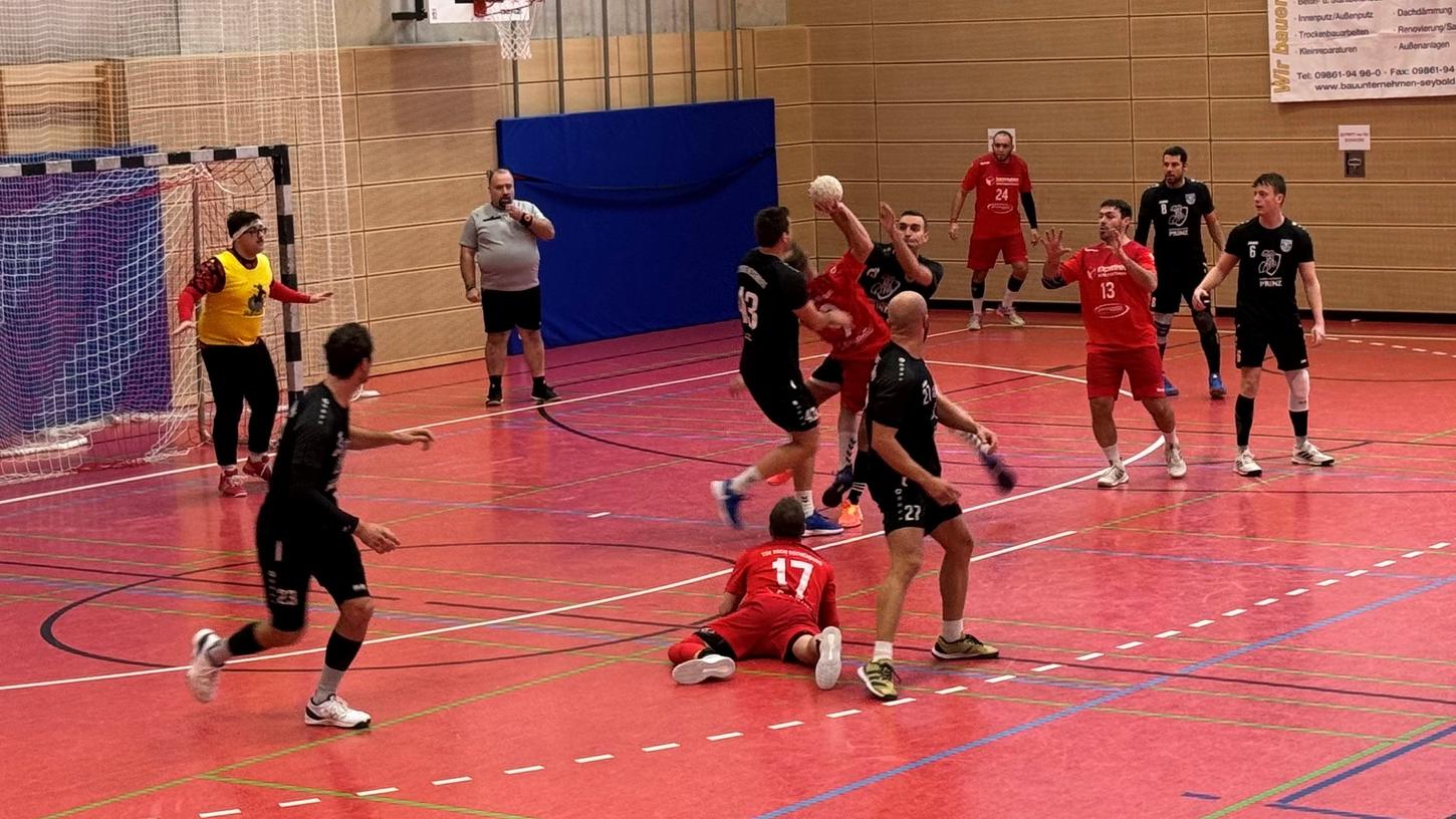 Nicht hochklassig, aber zum Ende hin höchst spannend und dramatisch. Die Weißenburger BOL-Handballer verloren knapp in Rothenburg. Nicht hochklassig, aber zum Ende hin höchst spannend und dramatisch. Die Weißenburger BOL-Handballer verloren knapp in Rothenburg.