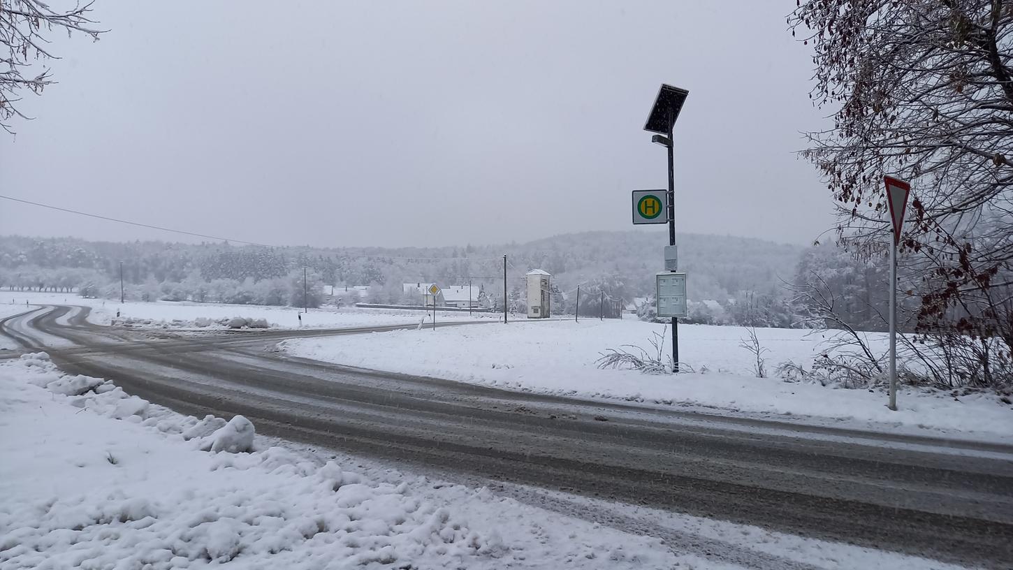 Der Schnee sorgt für rutschige Straßen im Landkreis Forchheim - hier an der Kreuzung aus Hartenreuth Richtung Wichsenstein bei der Einmündung Heide. Der Schnee sorgt für rutschige Straßen im Landkreis Forchheim - hier an der Kreuzung aus Hartenreuth Richtung Wichsenstein bei der Einmündung Heide.