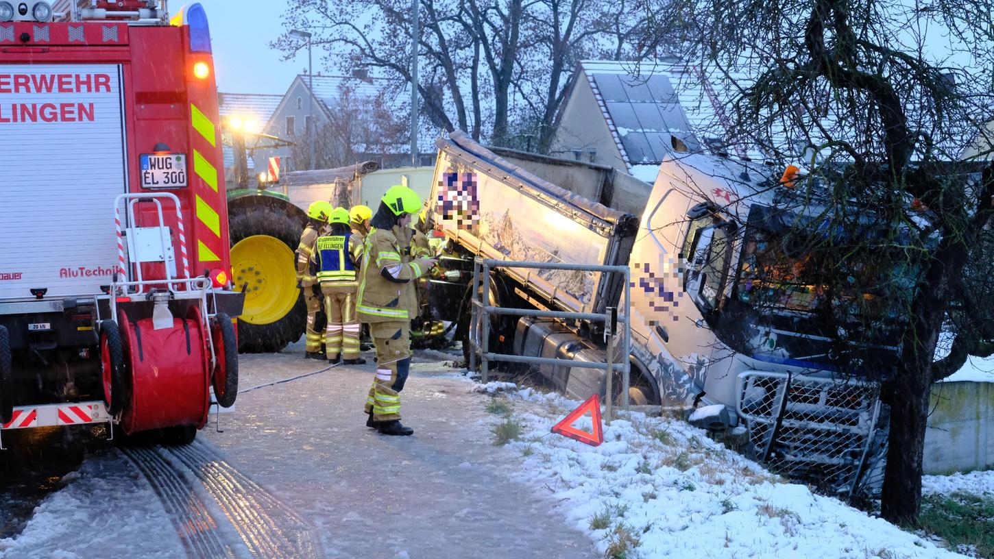 Ein Baum stoppte den Lkw, als das Fahrzeug in den Graben gerutscht war. Ein Baum stoppte den Lkw, als das Fahrzeug in den Graben gerutscht war.