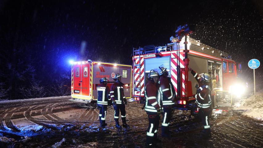 Gegen 23 Uhr wurde zunächst der Traktor des Vermissten entdeckt - wneig später er selbst. Gegen 23 Uhr wurde zunächst der Traktor des Vermissten entdeckt - wneig später er selbst.