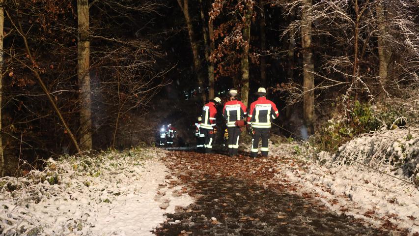 Der 71-Jährige war unterkühlt und mit dem Fuß unter einem Baum eingeklemmt. Die Feuerwehr konnte ihn befreien. Der 71-Jährige war unterkühlt und mit dem Fuß unter einem Baum eingeklemmt. Die Feuerwehr konnte ihn befreien.