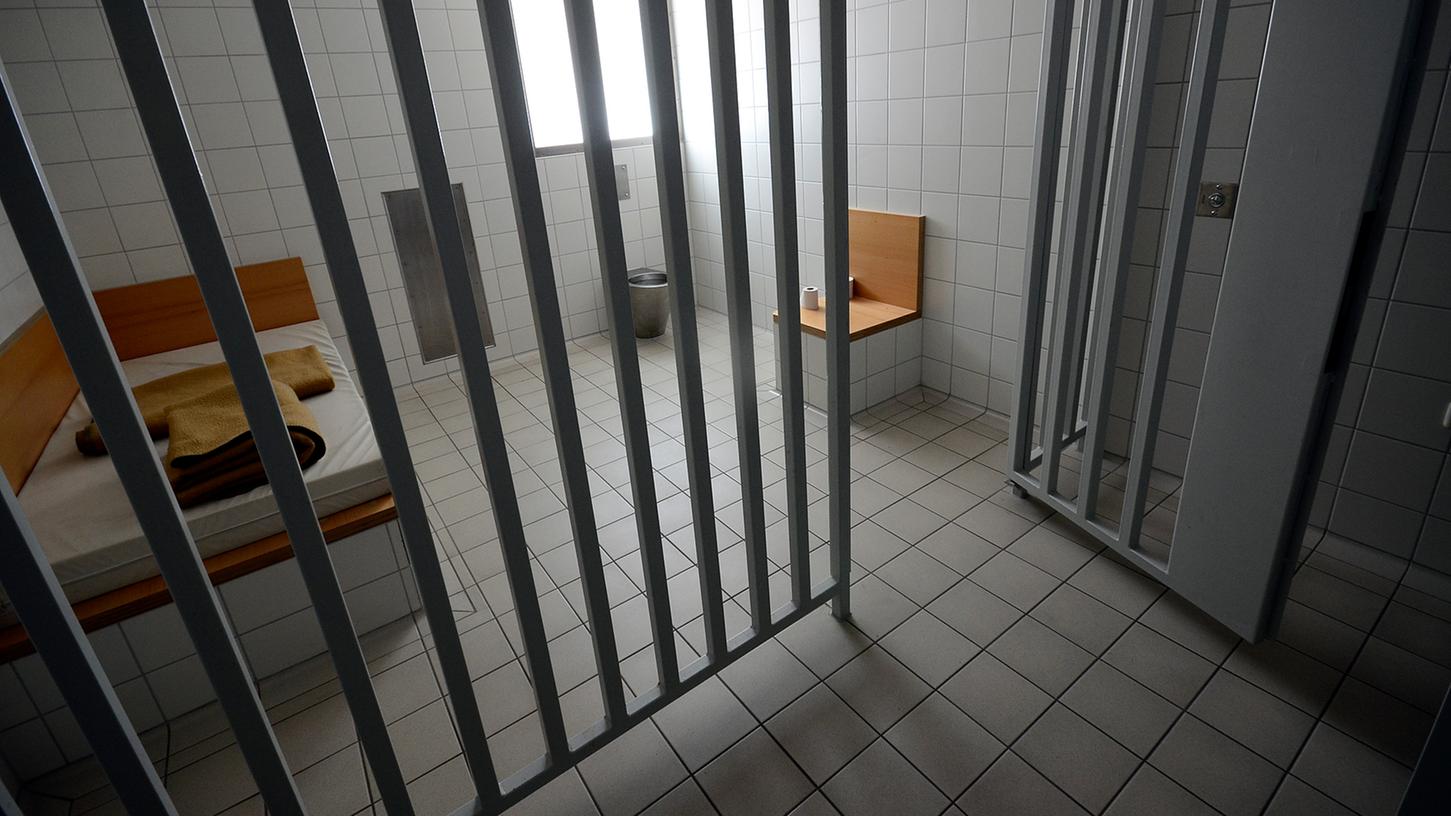 In einer Polizei-Zelle (Symbolbild) randalierte ein junger Mann in Ansbach. 