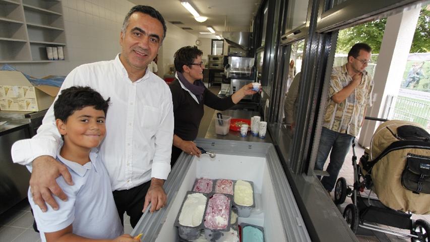 Mehmet Özel und sein Sohn Kerim freuen sich in ihrem Kiosk schon auf die Badesaison. Im Hintergrund verschenkt Nerman Özel Eis an die Badegäste zur Eröffnung.