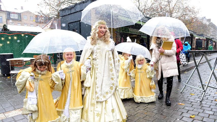 Wetterschutz musste sein: Das neue Christkind Alina Pförtner - hier begleitet von vier kleinen Engeln. Wetterschutz musste sein: Das neue Christkind Alina Pförtner - hier begleitet von vier kleinen Engeln.