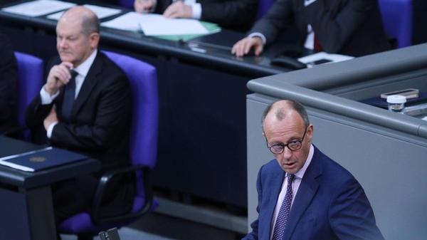 Berlin, Deutschland, 28.11.2023: Sitzungswoche im Deutschen Bundestag, 139. Sitzung: CDU-Chef Friedrich Merz (rechts am