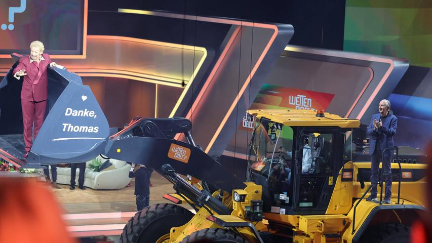 In dieser Baggerschaufel verließ Thomas Gottschalk am Samstagabend ein letztes Mal die Unterhaltungsshow "Wetten, dass..?". In dieser Baggerschaufel verließ Thomas Gottschalk am Samstagabend ein letztes Mal die Unterhaltungsshow "Wetten, dass..?".