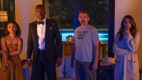 Amanda (Julia Roberts) und Clay (Ethan Hawke) brechen mit ihren zwei Kindern zu einem Urlaub in ein luxuriöses Haus am Meer auf. Mit der Ruhe ist es dahin, als plötzlich zwei Fremde (Mahershala Ali & Myha'la) vor der Tür stehen und behaupten, sie müssen sich in dem Haus, das angeblich ihres ist, vor einer landesweiten Cyberattacke in Sicherheit bringen. "Leave the World behind" startet am 8. Dezember.