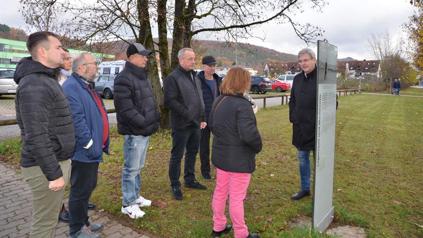 Bei einem kurzen Besuch auf dem Areal des ehemaligen KZ-Außenlagers wiesen Bürgermeister Robert Ilg (rechts) und sein Amtskollege aus Nowa Uschyzja darauf hin, wie wichtig die Auseinandersetzung auch mit den dunklen Kapiteln der jeweiligen Geschichte ist. Bei einem kurzen Besuch auf dem Areal des ehemaligen KZ-Außenlagers wiesen Bürgermeister Robert Ilg (rechts) und sein Amtskollege aus Nowa Uschyzja darauf hin, wie wichtig die Auseinandersetzung auch mit den dunklen Kapiteln der jeweiligen Geschichte ist.
