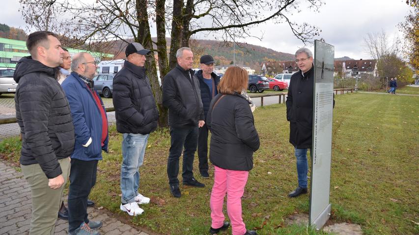 Bei einem kurzen Besuch auf dem Areal des ehemaligen KZ-Außenlagers wiesen  Bürgermeister Robert Ilg (rechts) und sein Amtskollege aus Nowa Uschyzja darauf  hin, wie wichtig die Auseinandersetzung auch mit den dunklen Kapiteln der  jeweiligen Geschichte ist.