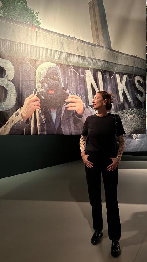 ...die Sonderaustellung "Banksy: Birth of an Icon" eröffnet, die...