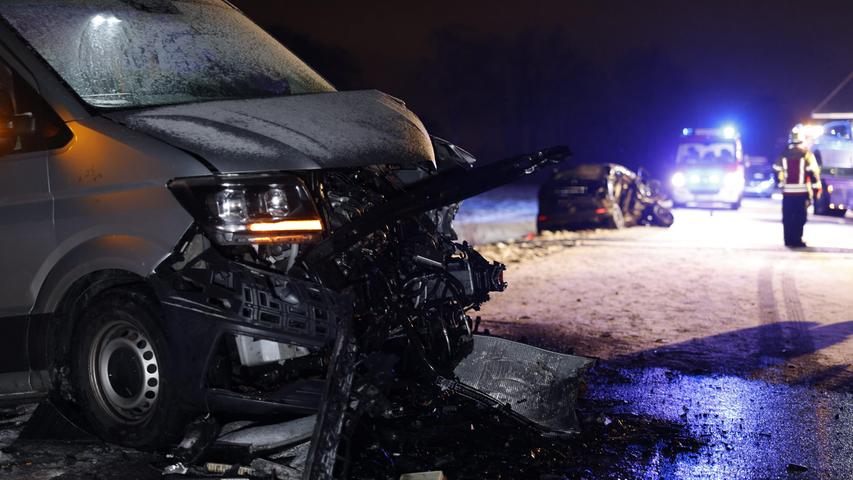 Schneeglätte sorgt für Massenkarambolage im Kreis Ansbach: Zwei Schwerverletzte