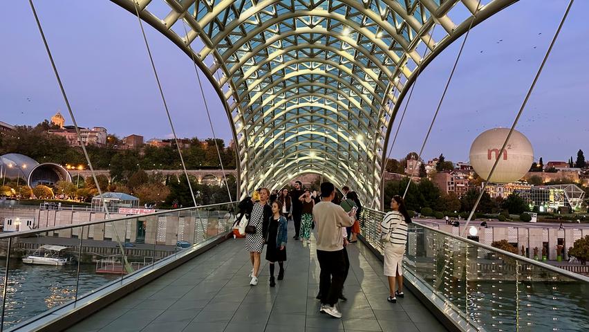 Treffpunkt und Fotomotiv: die Friedensbrücke