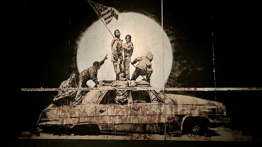 Banksy: Flag Wall  Es folgen weitere Arbeiten von Street-Art-Künstlern, die in den Straßen von Tbilisi aktiv sind. 