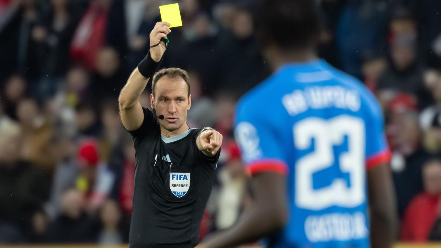 Schiedsrichter Dankert zeigt einem Spieler die Gelbe Karte. Vielleicht bekommen Referees demnächst die Möglichkeit, Zeitstrafen auszusprechen.