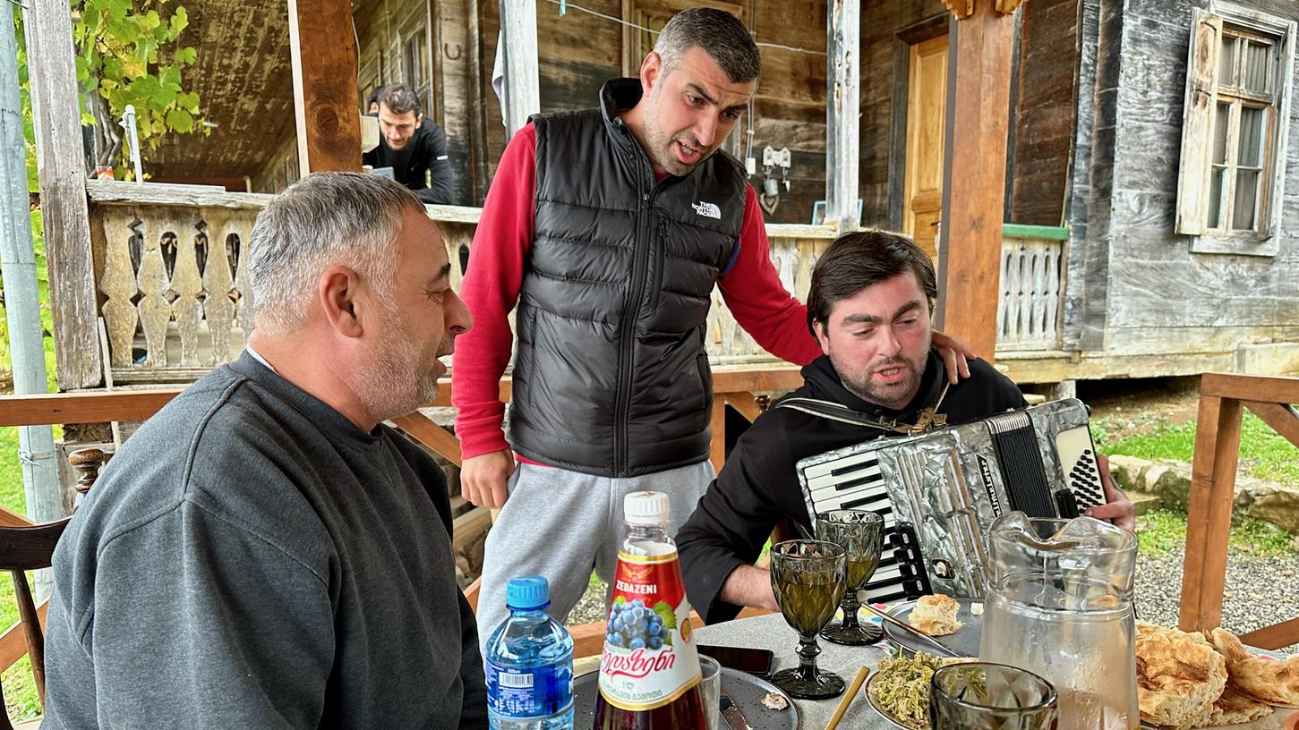 Misha Elbakidze (Mitte) ist der Tamada. Mit seinen Freunden singt er herzzereißende Lieder über Ratscha und die Liebe.
