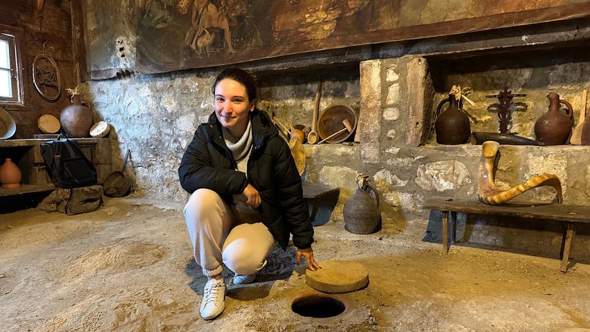 Mariam Margevelidze zeigt, wo sich die Qvevris verbergen - im Weinkeller, der auch etwas von einem Museum hat. 