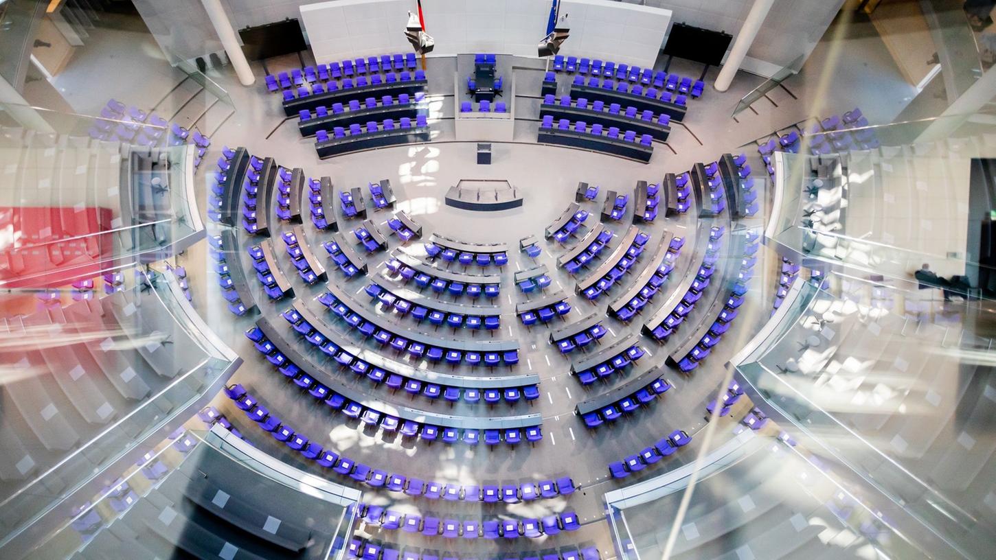 Der leere Plenarsaal des Deutschen Bundestages.