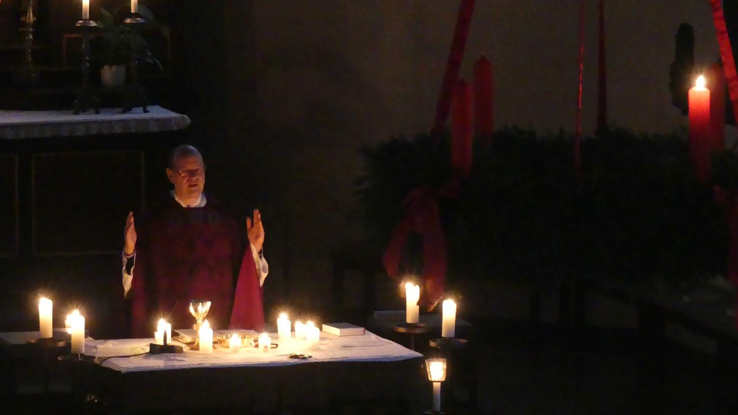 Nur bei Kerzenschein: Rorate-Gottesdienst in der Stadtpfarrkirche St. Maria Magdalena Herzogenaurach. Nur bei Kerzenschein: Rorate-Gottesdienst in der Stadtpfarrkirche St. Maria Magdalena Herzogenaurach.