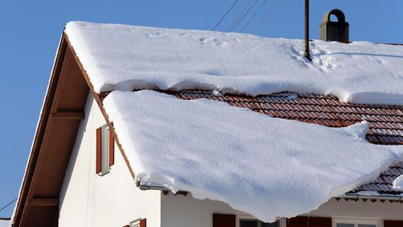 Mann versucht Satellitenschüssel vom Schnee zu befreien - und stürzt vom Dach in Spalt