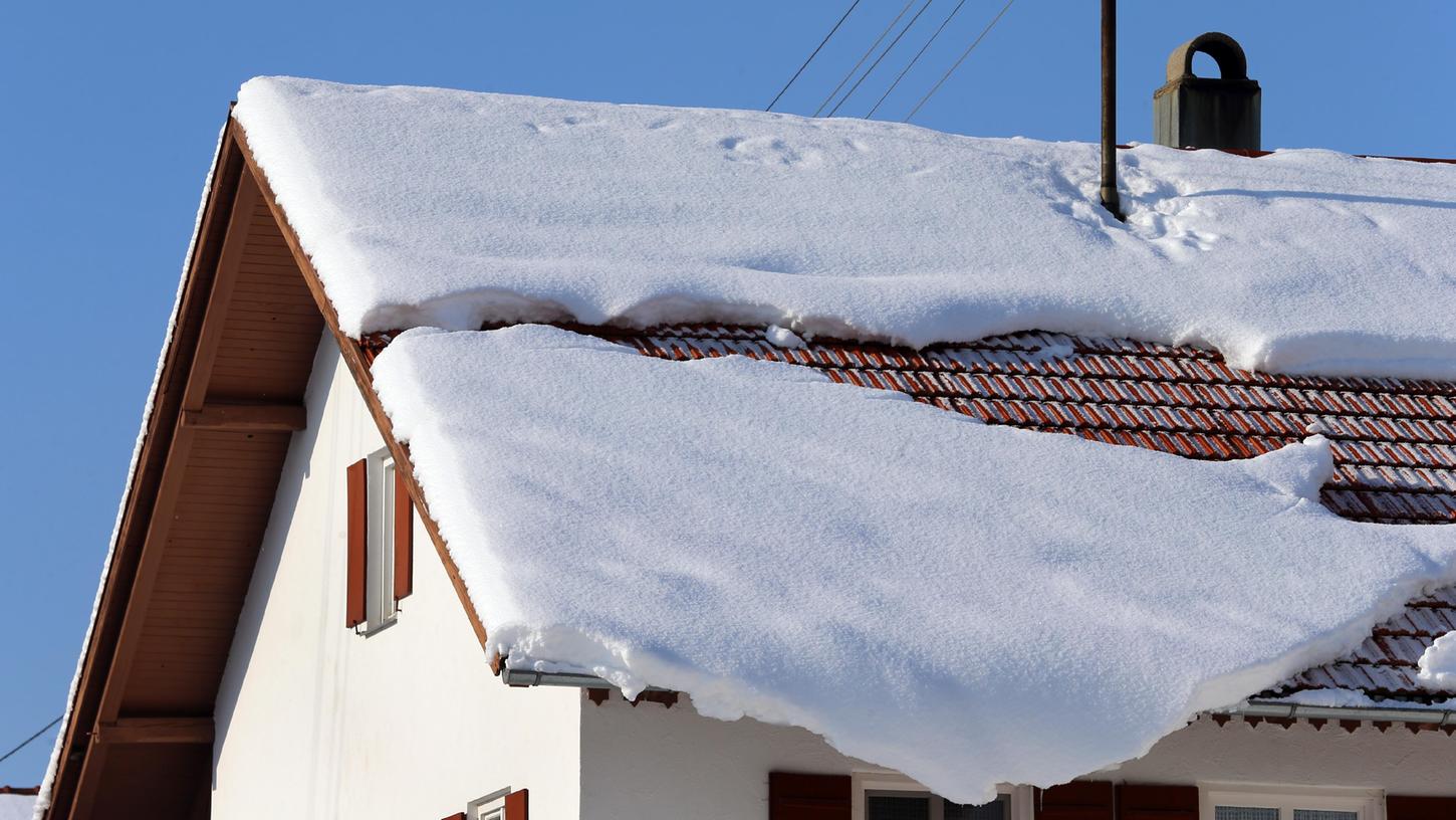 In Spalt kletterte ein Mann auf sein Hausdach, um den Schnee von der Satellitenschüssel zu entfernen - dann rutschte er ab. (Symbolbild)