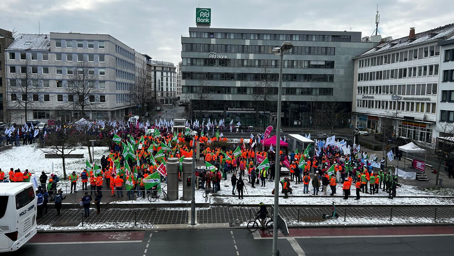 Vor Beginn des Protests haben sich mehrere Hundert Mitglieder der Gewerkschaft dbb auf dem Willy-Brandt-Platz in Nürnberg versammelt. Von dort zogen die Demonstranten Richtung Hauptbahnhof. 