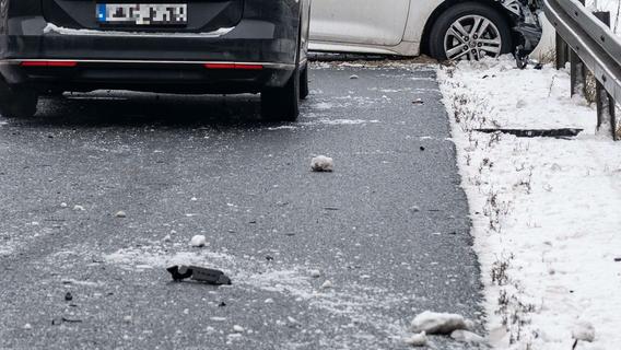 Schneefall: Neunkirchner gerät mit seinem Pkw ins Rutschen - und kracht frontal gegen anderes Auto