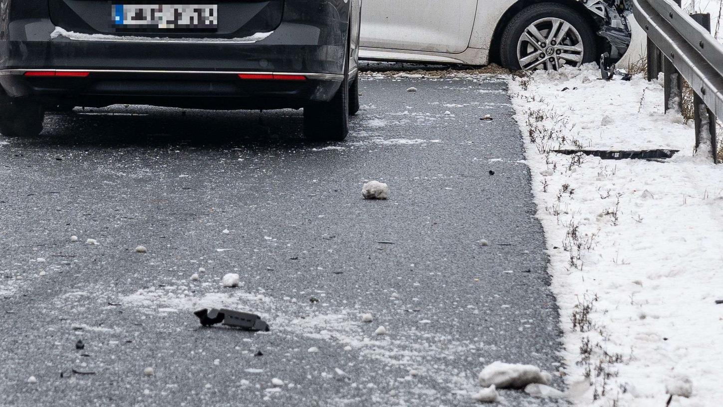 Überall in Franken krachte es wegen Schnee und Eis. Die Prognosen für die nächsten Tage sehen nicht besser aus. Überall in Franken krachte es wegen Schnee und Eis. Die Prognosen für die nächsten Tage sehen nicht besser aus.