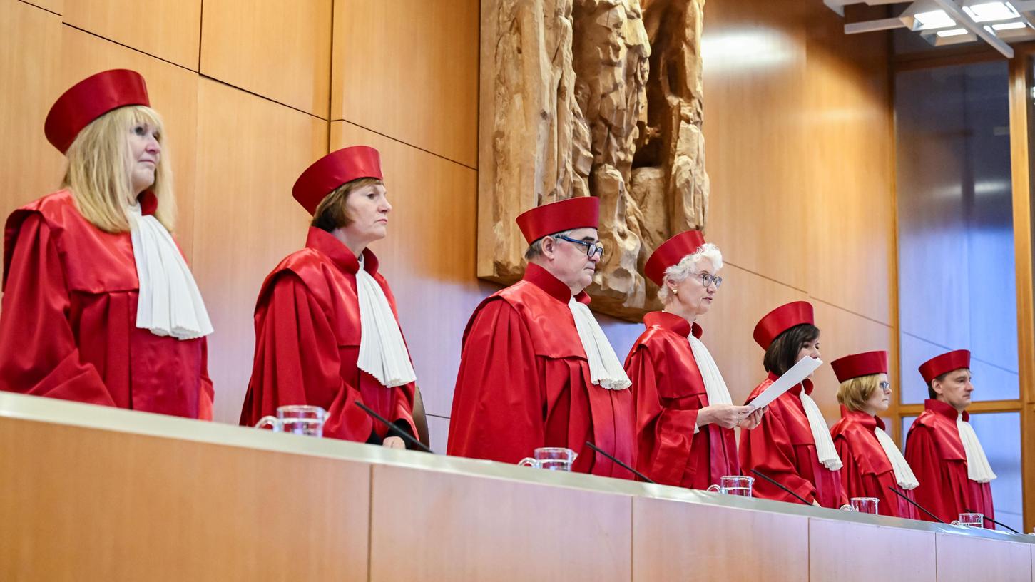 Die Karlsruher Richterinnen und Richter bei der Urteilsverkündung zum Wahlrecht.
