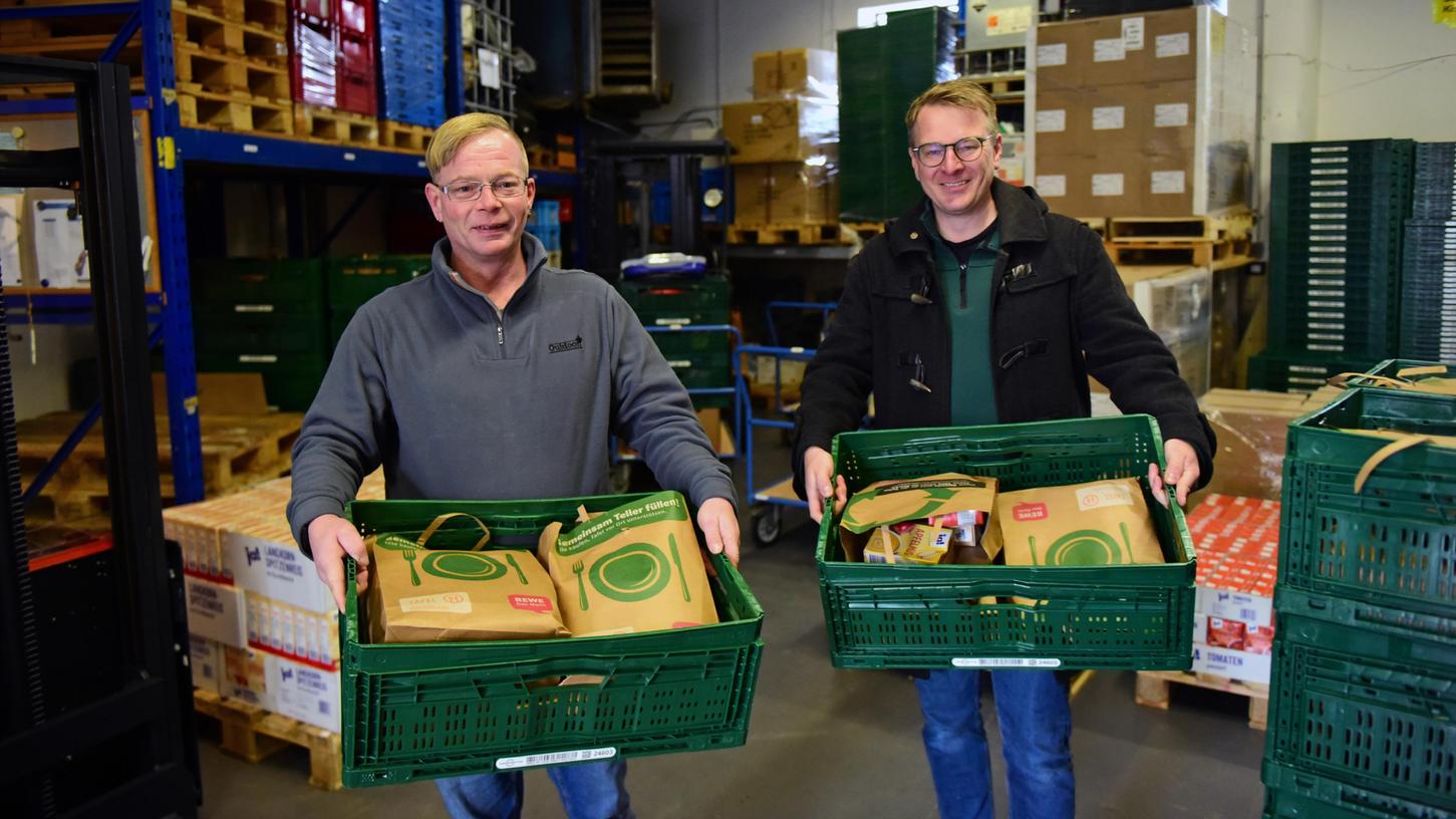 Schauen fürs Foto freundlich, haben aber Grund zur Sorge: Logistiker Frank Zöcklein und Schriftführer Thomas Menneckemeyer (rechts) von der Tafel im Nürnberger Land.