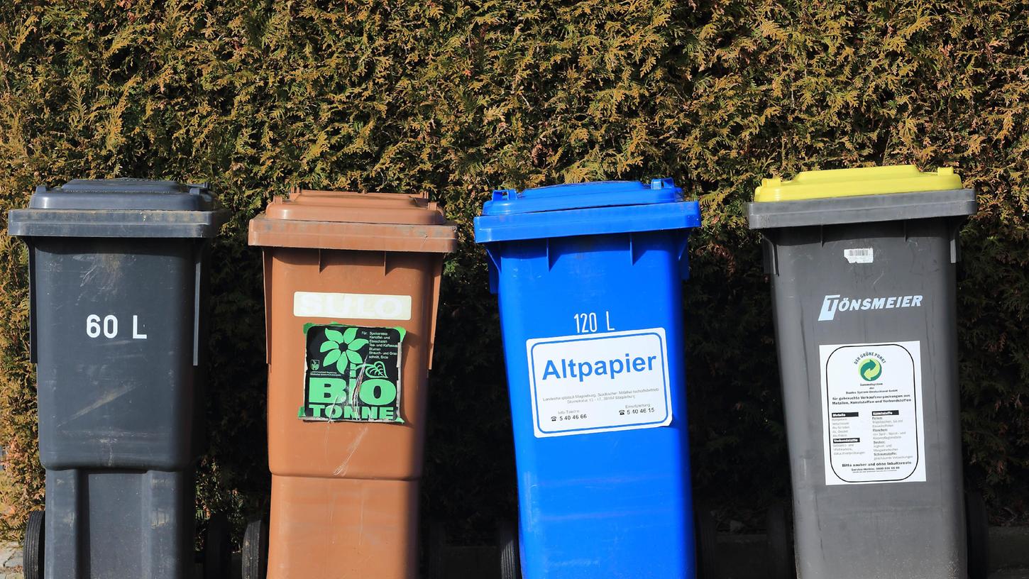 Im Landkreis Regensburg könnte es zum Anfang des nächsten Jahres eine Erhöhung der Müllabfuhrgebühren geben. (Symbolbild) Im Landkreis Regensburg könnte es zum Anfang des nächsten Jahres eine Erhöhung der Müllabfuhrgebühren geben. (Symbolbild)