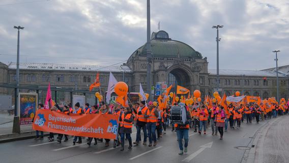 Warnstreik in Nürnberg: Beschäftigte im öffentlichen Dienst fordern mehr Geld
