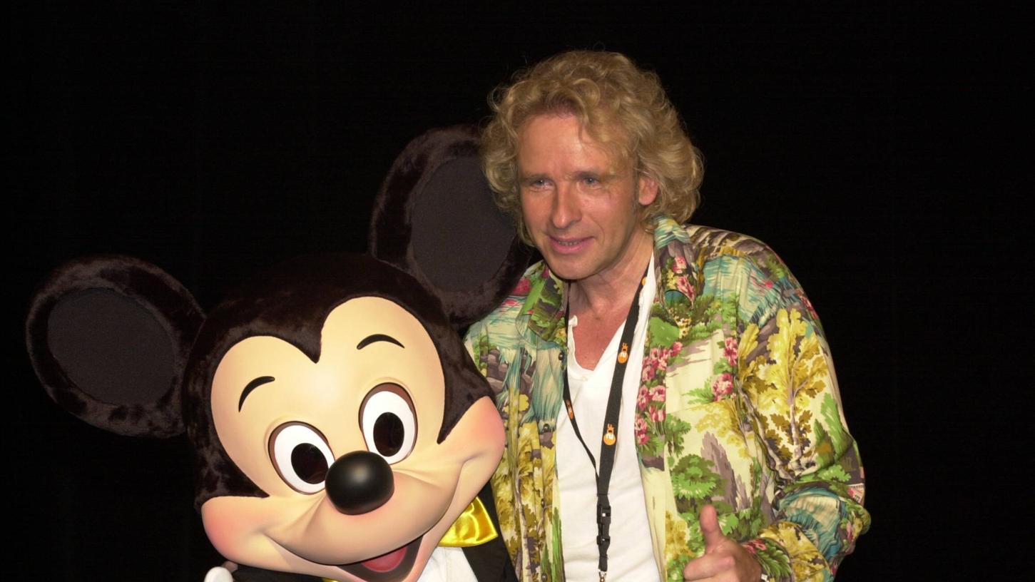 Bereits im Juli 2002 traf Gottschalk in Paris auf eine Mickey Maus Figur. Bereits im Juli 2002 traf Gottschalk in Paris auf eine Mickey Maus Figur.