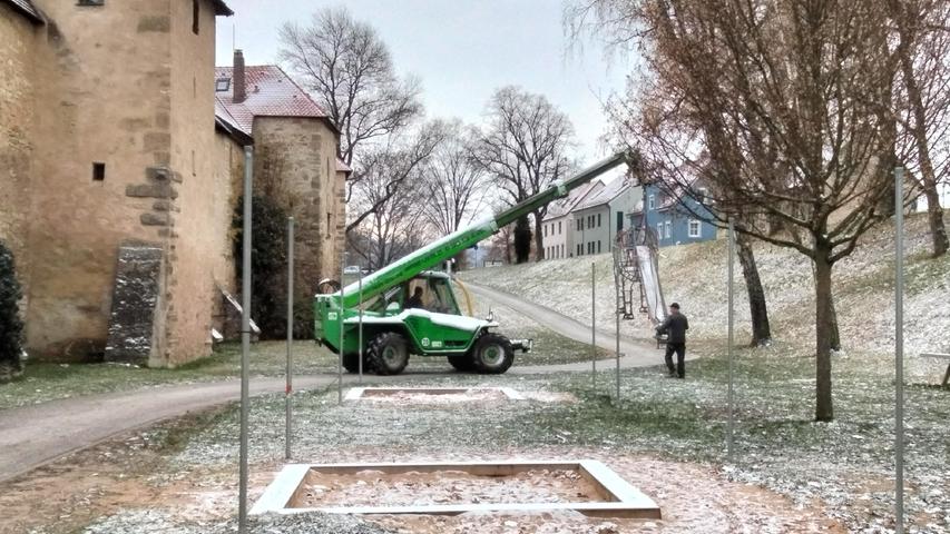 Vorsichtig wurde der beliebte Spielplatz-Elefant aus dem Schießgraben bugsiert. Vorsichtig wurde der beliebte Spielplatz-Elefant aus dem Schießgraben bugsiert.