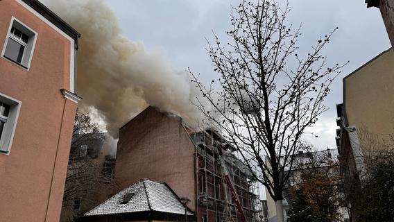 Großalarm: In der Südstadt in Nürnberg brannte ein Dachgeschoss komplett aus