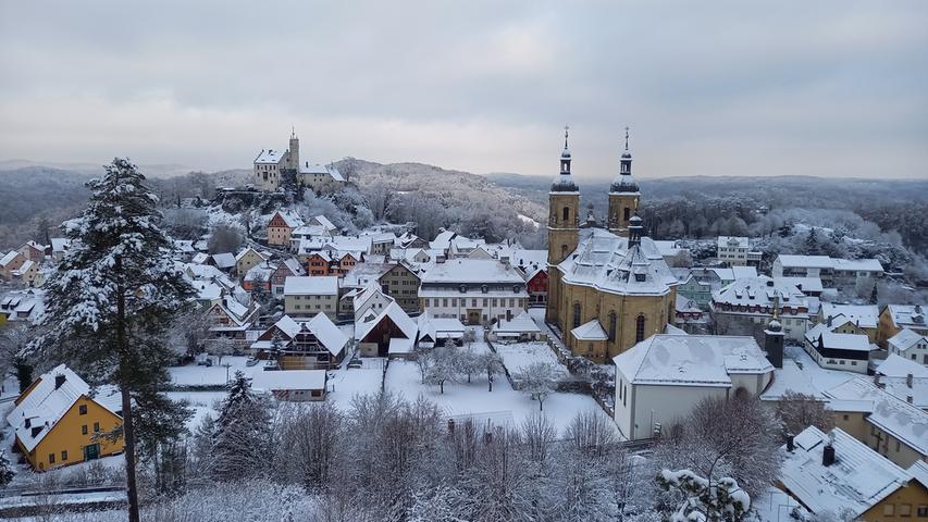 Blick über das verschneite Gößweinstein. Blick über das verschneite Gößweinstein.