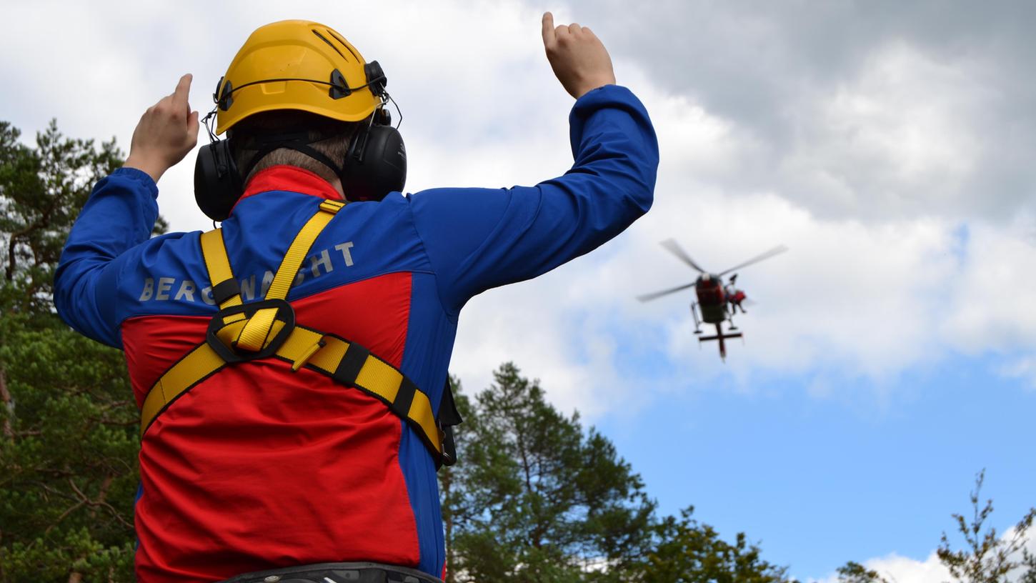 Auch das gehört zum Spektrum der Bergwacht dazu: Training für Hubschraubereinsätze bei Enzendorf. Auch das gehört zum Spektrum der Bergwacht dazu: Training für Hubschraubereinsätze bei Enzendorf.
