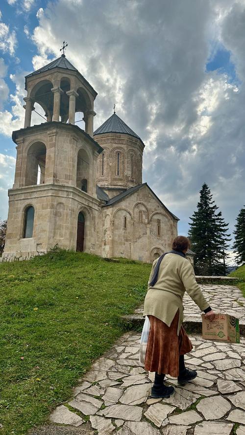 Die bedeutendste Sehenswürdigkeit in Ratscha ist die Bischofskirche Nikorzminda. 
