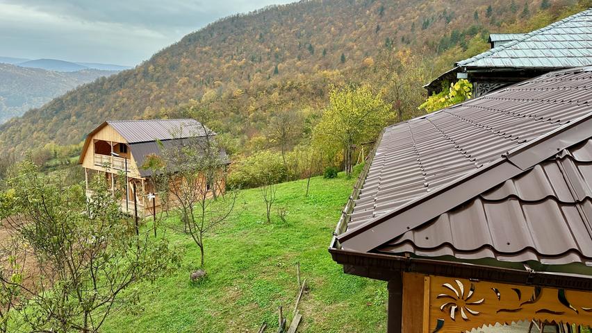 Eines der Ferienhäuser, das Misha gemeinsam mit den Leuten aus dem Dorf gebaut hat.