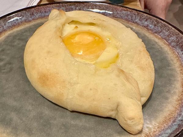Der Klassiker: Khatchapuri mit Käse und Ei Der Klassiker: Khatchapuri mit Käse und Ei