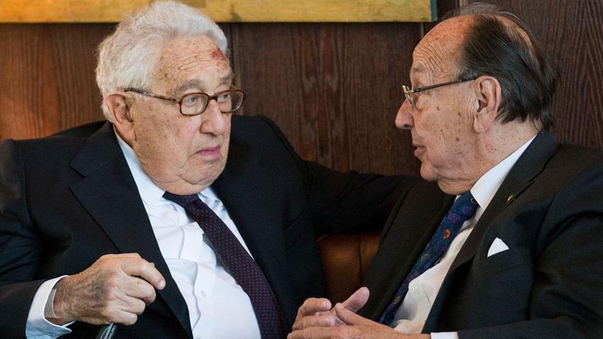 Der frühere Außenminister Hans-Dietrich Genscher (FDP, r) mit Henry Kissinger beim Empfang zum 90. Geburtstag Kissingers 2013.