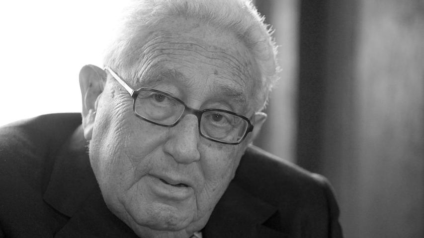 Der ehemalige US-Außenminister Henry Kissinger ist tot. Der Deutschamerikaner starb am Mittwoch im Alter von 100 Jahren in seinem Zuhause im Bundesstaat Connecticut. Kissinger floh als Kind mit seiner Familie vor den Nazis in die USA. Dort wurde der Mann aus Fürth Außenminister. Er gilt als einer der bedeutendsten Diplomaten des vergangenen Jahrhunderts.