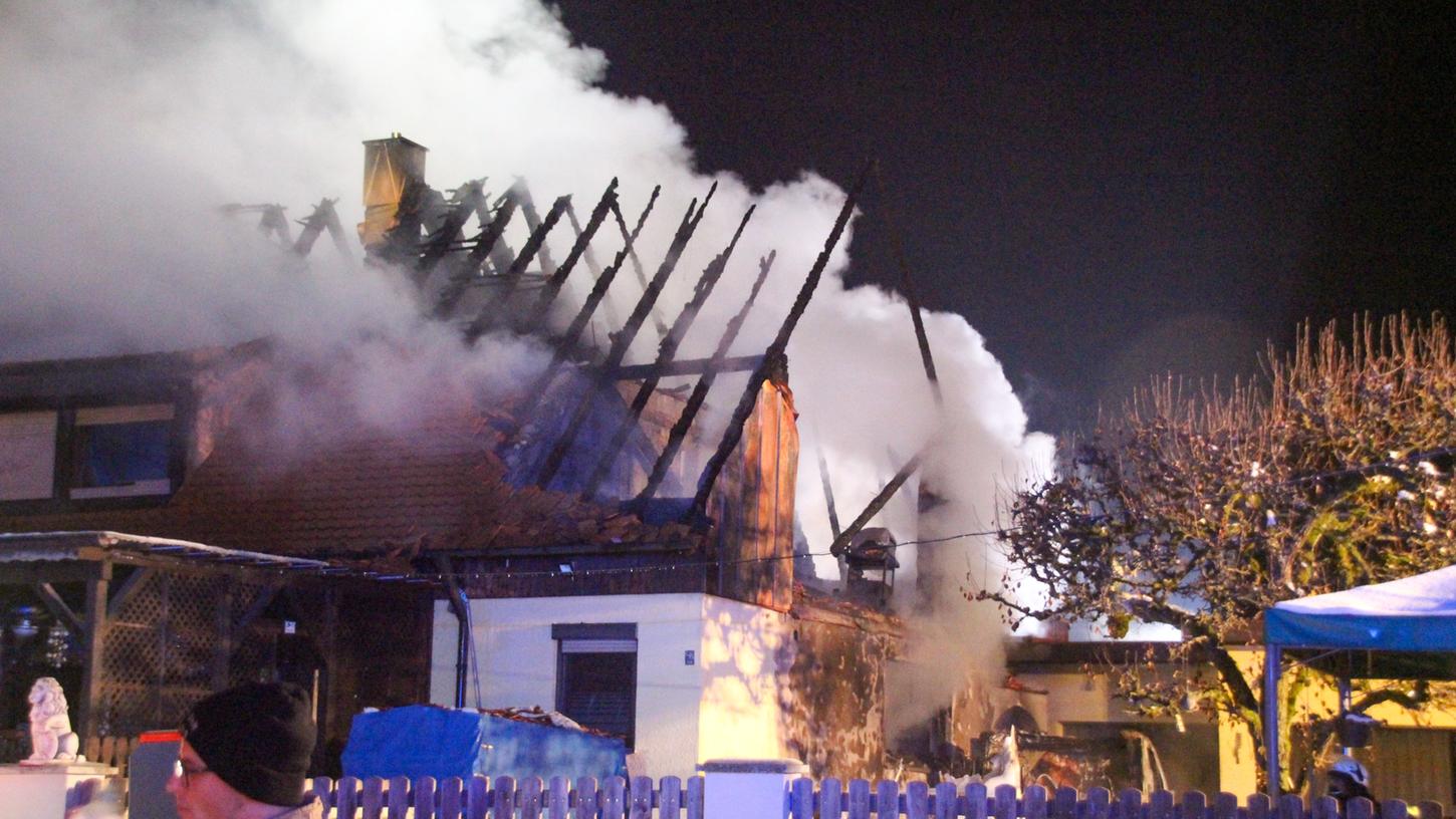 Feuerwehrleute aus Neutraubling und Regensburg rückten an, um ein weiteres Ausbreiten des Brands zu verhindern. Feuerwehrleute aus Neutraubling und Regensburg rückten an, um ein weiteres Ausbreiten des Brands zu verhindern.