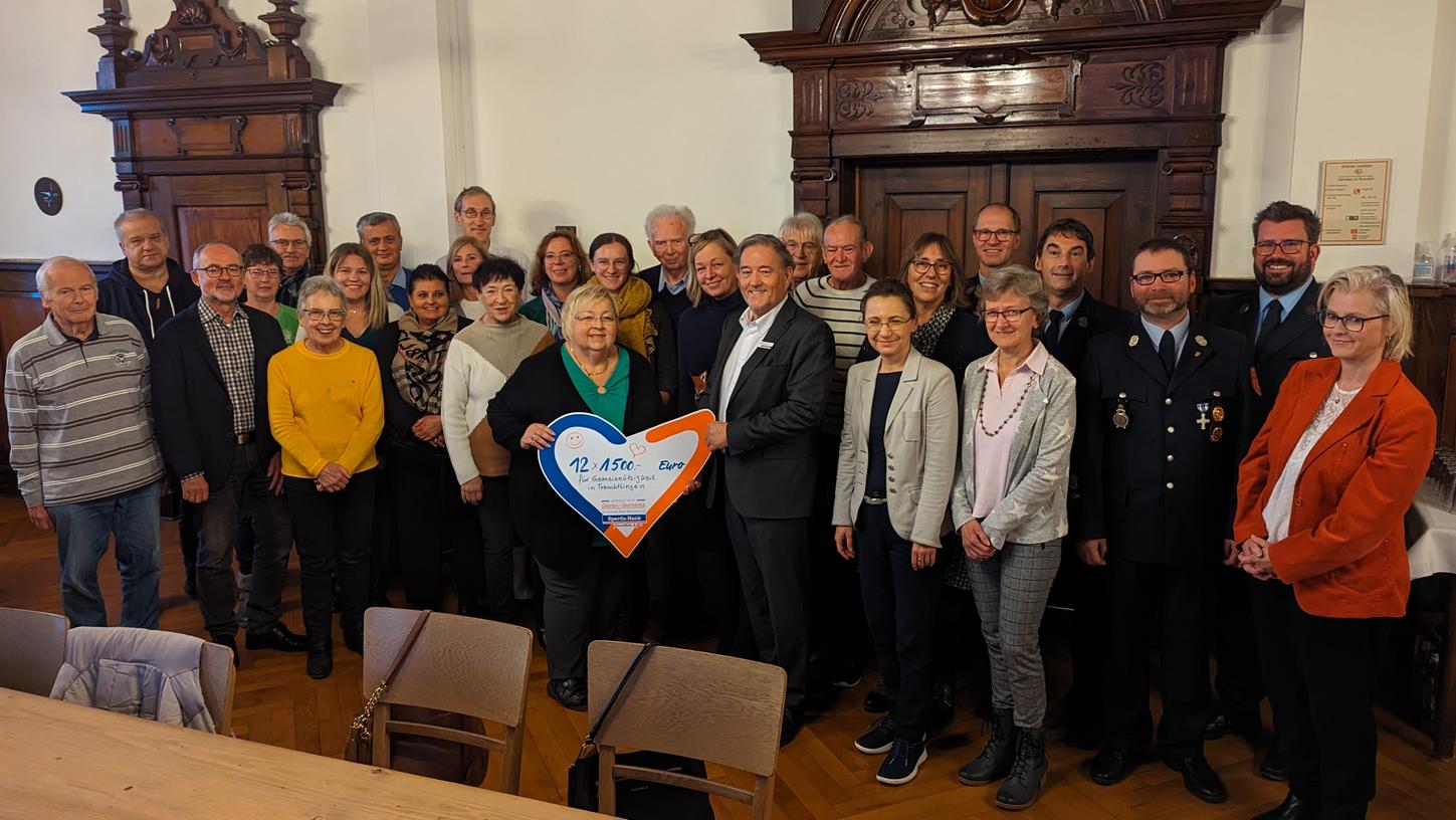 Filialleiter Thomas Menhorn (Mitte) freut sich zusammen mit seinem Team und Bürgermeisterin Kristina Becker (links neben Menhorn) den Spendenscheck im Rathaussaal zu präsentieren. Filialleiter Thomas Menhorn (Mitte) freut sich zusammen mit seinem Team und Bürgermeisterin Kristina Becker (links neben Menhorn) den Spendenscheck im Rathaussaal zu präsentieren.