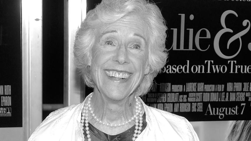"Sex and the City"-Star Frances Sternhagen ist tot. Die Schauspielerin starb "friedlich" im Alter von 93 Jahren in ihrem Haus in New Rochelle (New York). Seit 1955 war sie immer wieder in den unterschiedlichsten Rollen in zahlreichen Filmen und Fernsehserien zu sehen. Darunter Bunny MacDougal in "Sex and the City", und Esther Clavin in "Cheers". Vor ihrer Schauspielkarriere arbeitete sie als Kunstlehrerin. Sie hinterlässt sechs Kinder und neun Enkel. "Sex and the City"-Star Frances Sternhagen ist tot. Die Schauspielerin starb "friedlich" im Alter von 93 Jahren in ihrem Haus in New Rochelle (New York). Seit 1955 war sie immer wieder in den unterschiedlichsten Rollen in zahlreichen Filmen und Fernsehserien zu sehen. Darunter Bunny MacDougal in "Sex and the City", und Esther Clavin in "Cheers". Vor ihrer Schauspielkarriere arbeitete sie als Kunstlehrerin. Sie hinterlässt sechs Kinder und neun Enkel.