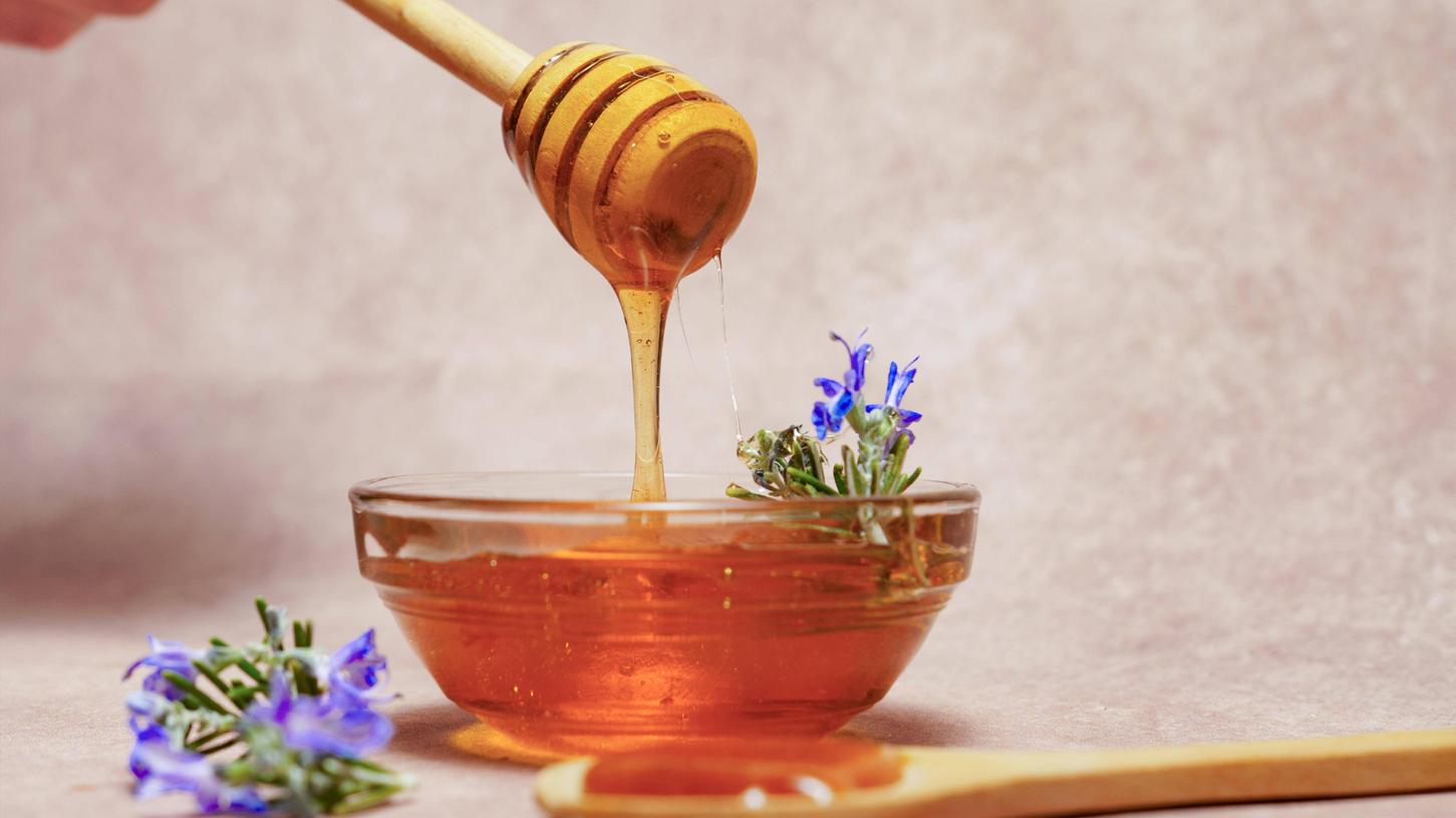 Honig ist beliebt, zum Beispiel als süßer Brotaufstrich. Aber kann Honig schlecht werden?